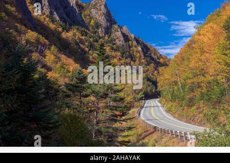 Eine Landstraße schlängelt sich durch die Dixville Notch Mountain Pass in New Hampshire. Stockfoto