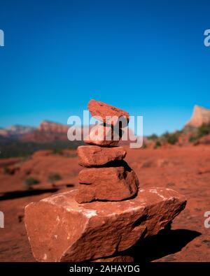 Serene Red Rock Skulptur Stack mit malerischen Berglandschaft in Sedona, Arizona. Spirituelle Meditation auf Bell Rock. Keine Personen sichtbar, sonnigen Tag Stockfoto