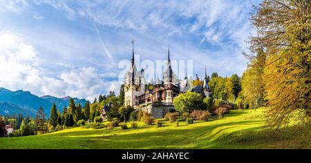 Landschaft mit Schloss Peles, Sinaia, Rumänien Stockfoto