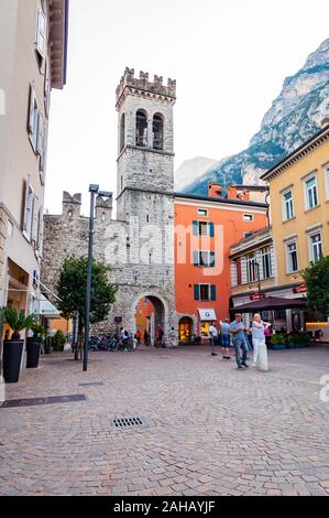 Riva del Garda, Lombardei, Italien - 12 September 2019: malerische Stadtbild von Riva del Garda entfernt. Gemütliche Stadt Straße voller Touristen, Pflanzen und Italienischen archit Stockfoto