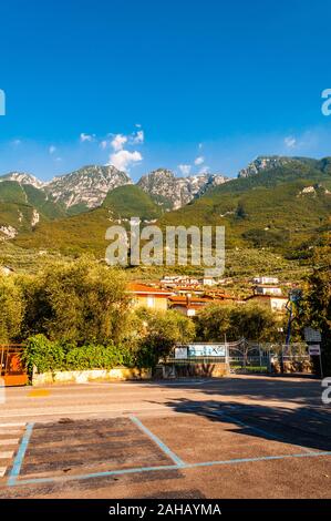 Riva del Garda, Lombardei, Italien - 12 September 2019: Malerische Umgebung des Gardasees. Gemütliche Dörfer, nördliche Pflanzen und italienischer Architektur mit Stockfoto