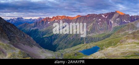 Wolken bei Dämmerung über Cima di Pietrarossa und Lago Nero, Luftaufnahme, Gavia Pass, Valcamonica, Lombardei, Italien Stockfoto