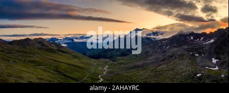 Dramatische Himmel bei Sonnenaufgang über den alpinen Gavia Pass, Luftaufnahme, Valtellina, Sondrio Provinz, Lombardei, Italien Stockfoto