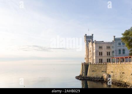 Das Miramare Schloss erbaut an der Küste des Golfs von Triest (Italien) im Jahr 1860 für österreichische Erzherzog Ferdinand Maximilian Stockfoto