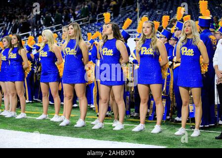 Detroit, Michigan, USA. 26 Dez, 2019. Pittsburgh Panthers Cheerleader stehen für die Nationalhymne an den NCAA schnell Lane Schüssel Spiel zwischen den östlichen Michigan Adler und die Pittsburgh Panthers im Ford Field in Detroit, Michigan. JP Waldron/Cal Sport Media/Alamy leben Nachrichten Stockfoto