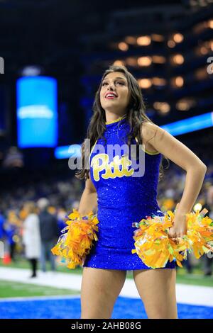 Detroit, Michigan, USA. 26 Dez, 2019. Pittsburgh Panthers Cheerleader führt vor an den NCAA schnell Lane Schüssel Spiel zwischen den östlichen Michigan Adler und die Pittsburgh Panthers im Ford Field in Detroit, Michigan zum Start. JP Waldron/Cal Sport Media/Alamy leben Nachrichten Stockfoto