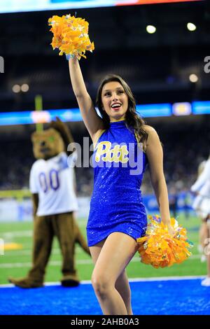 Detroit, Michigan, USA. 26 Dez, 2019. Pittsburgh Panthers Cheerleader führt vor an den NCAA schnell Lane Schüssel Spiel zwischen den östlichen Michigan Adler und die Pittsburgh Panthers im Ford Field in Detroit, Michigan zum Start. JP Waldron/Cal Sport Media/Alamy leben Nachrichten Stockfoto