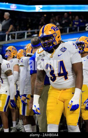 Detroit, Michigan, USA. 26 Dez, 2019. Pittsburgh Panthers defensive lineman Amir Watts (34) an den NCAA schnell Lane Schüssel Spiel zwischen den östlichen Michigan Adler und die Pittsburgh Panthers im Ford Field in Detroit, Michigan. JP Waldron/Cal Sport Media/Alamy leben Nachrichten Stockfoto