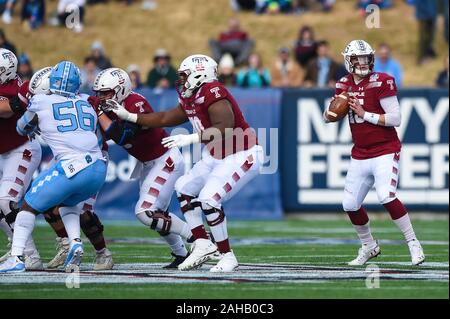 Annapolis, MD, USA. 27 Dez, 2019. Quarterback Anthony Russo (15) des Tempels Eulen zurück, während das matchup zwischen UNC Tar Heels und den Tempel Eulen am militärischen Schüssel am Navy-Marine Corps Memorial Stadium in Annapolis, MD. Credit: Csm/Alamy leben Nachrichten Stockfoto