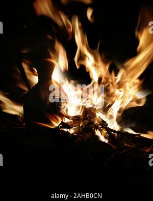 Einige Tee auf Feuer in der Nacht Stockfoto