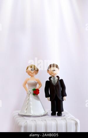 Schöne Statuen von Braut und Bräutigam dekorative Hochzeitstorte - Hochzeit Braut und Bräutigam paar Puppe in Hochzeitstorte Stockfoto