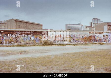 West-Berlin ca. 1987. Die Berliner Mauer am Potsdamer Platz entlang der Zimmerstraße mit Blick auf Gebäude in Ost-Berlin; links das ehemalige Nazi-Luftfahrtministerium, das heute das Finanzministerium, Deutschland, Europa - Archivbild ist Stockfoto