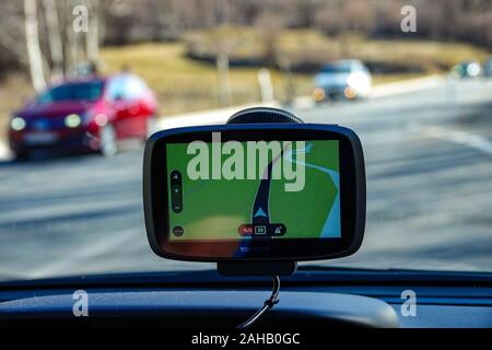 TomTom Navi Bildschirm mit dem Verkehr auf dem Weg in die Zukunft Stockfoto