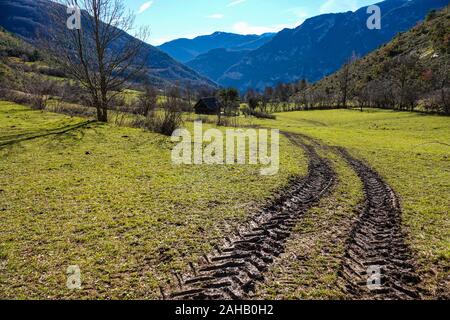 Muddy Traktorspuren im Feld, Ariège, Französischen Pyrenäen, Frankreich Stockfoto