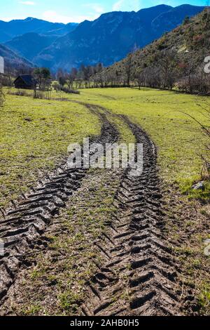 Muddy Traktorspuren im Feld, Ariège, Französischen Pyrenäen, Frankreich Stockfoto