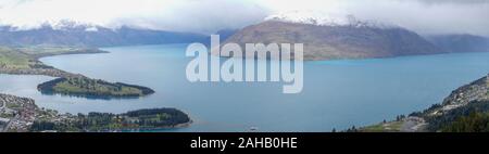 Blick über die schneebedeckten Cecil Peak und Queenstown Bucht in den Lake Wakatipu, bei bedecktem Wetter von Bob's Peak an der Oberseite der Skyline Gondola in Queenstown auf der Südinsel von Neuseeland Stockfoto