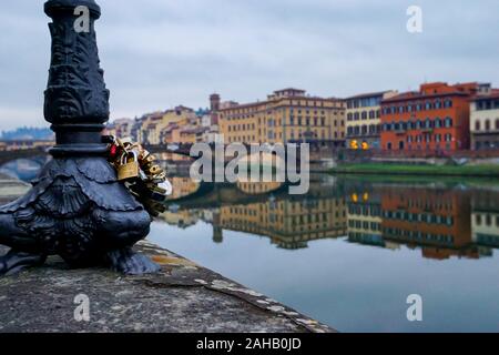 Liebe lock Vorhängeschlösser, als Symbol für die ewige Liebe, zu einem Lamp Post am Ufer des Flusses Arno in Florenz, Italien Stockfoto