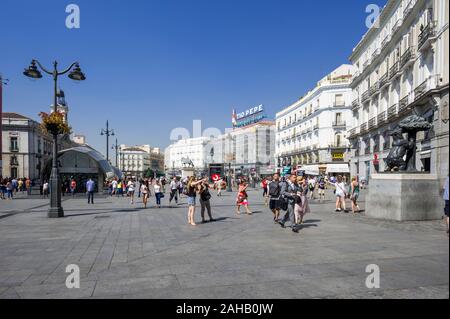 Menschen zu Fuß entlang der Puerta del Sol in Madrid, Spanien Stockfoto