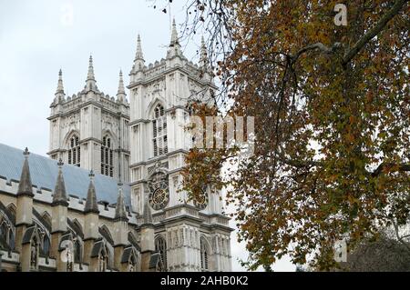 Außenansicht des Westminster Abbey West Towers Fassade im Herbst in der Nähe von Parliament Square in London England UK KATHY DEWITT Stockfoto