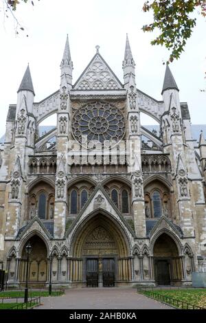 Außenansicht des Westminster Abbey Fassade im Herbst in der Nähe von Parliament Square in London England UK KATHY DEWITT Stockfoto