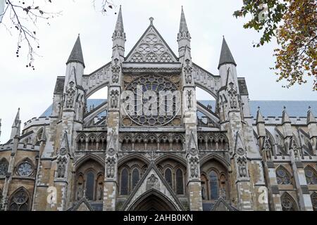 Außenansicht des Westminster Abbey Fassade im Herbst in der Nähe von Parliament Square in London England UK KATHY DEWITT Stockfoto