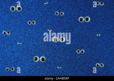 Viele Paar Kulleraugen auf Blau Glitzer Hintergrund. Augen in der Nacht. Stockfoto