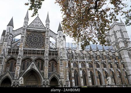 Außenansicht des Westminster Abbey Fassade im Herbst in der Nähe von Parliament Square in London England UK KATHY DEWITT Stockfoto