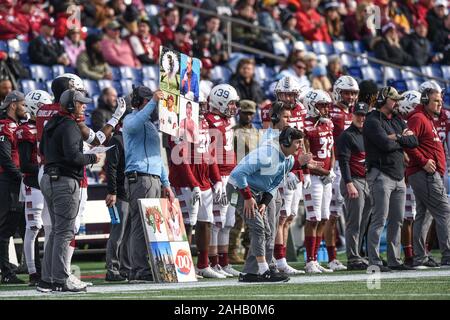 Annapolis, MD, USA. 27 Dez, 2019. Tempel Trainer Anruf in spielt mit kreativen Zeichen, während das matchup zwischen UNC Tar Heels und den Tempel Eulen am militärischen Schüssel am Navy-Marine Corps Memorial Stadium in Annapolis, MD. Credit: Csm/Alamy leben Nachrichten Stockfoto