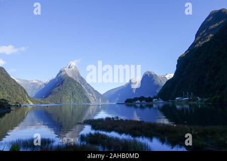 Ruhiges Wasser und dramatischen Gipfel der Milford Sound im Fjordland Region im Südwesten der Südinsel Neuseelands Stockfoto