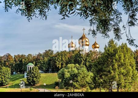 Kathedrale in Jaroslawl an einem Sommertag. Bank des Flusses Kotorosl. Russland. Stockfoto