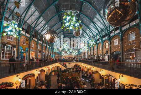 LONDON, UK - Dezember 2019: Weihnachtsschmuck am Covent Garden in London am 23.Dezember, 2019. Stockfoto