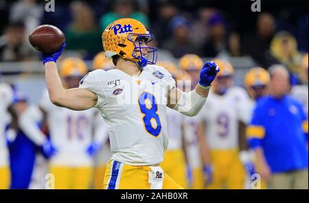 Detroit, Michigan, USA. 26 Dez, 2019. Pittsburgh Panthers quarterback Kenny Pickett (8) an den NCAA schnell Lane Schüssel Spiel zwischen den östlichen Michigan Adler und die Pittsburgh Panthers im Ford Field in Detroit, Michigan. JP Waldron/Cal Sport Media/Alamy leben Nachrichten Stockfoto