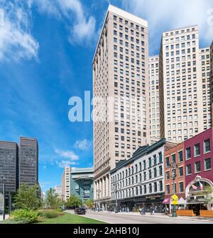 Blick hinunter Woodward Avenue in Richtung Campus Martius Park in der Innenstadt von Detroit, Michigan, USA Stockfoto