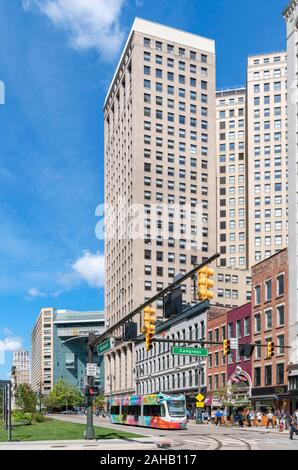 Straßenbahn auf der Woodward Avenue in Richtung Campus Martius Park in der Innenstadt von Detroit, Michigan, USA Stockfoto