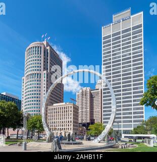 Die Skyline der Innenstadt von Hart Plaza, mit der Überwindung Skulptur im Vordergrund, Detroit, Michigan, USA Stockfoto