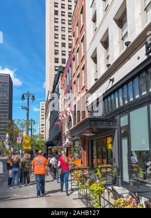 Speichert auf der Woodward Avenue in der Innenstadt von Detroit, Michigan, USA Stockfoto