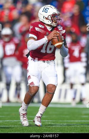 Annapolis, MD, USA. 27 Dez, 2019. Quarterback Todd Centeio (16) des Tempels Eulen zurück, während das matchup zwischen UNC Tar Heels und den Tempel Eulen am militärischen Schüssel am Navy-Marine Corps Memorial Stadium in Annapolis, MD. Credit: Csm/Alamy leben Nachrichten Stockfoto