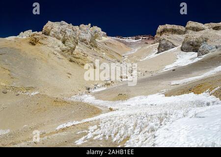 Schnee- und Eisformationen, bekannt als Los Penitentes, blockieren Sie die Höhenlage der Straße auf den verlassenen Schwefel Mine von Mina Julia, hoch oben in den Anden, puna Wüste der Provinz Salta in Argentinien Stockfoto