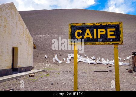 Ein hölzernes Schild für Estacion Caipe Caipe (Station) in den verlassenen Geisterstadt Beilegung von Caipe, auf dem verlassenen Schwefel Bergbau Eisenbahn in die Höhe Salta Altiplano puna Wüste in Stockfoto