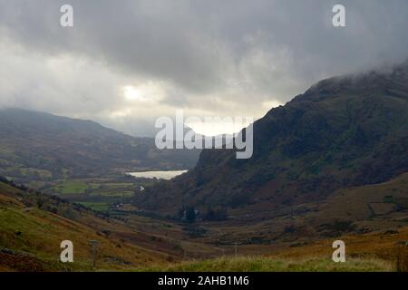 Pisten des Snowdon hinunter zum Llyn Gwynant, Snowdonia, Wales Stockfoto