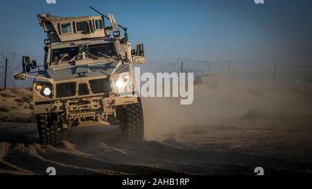 Us-Marines mit 2Nd Battalion, 7th Marines, während eine Mine beständig Hinterhalt geschützt All-Terrain Fahrzeug taktische fahren Kurs Dezember 21, 2019 in Kuwait. Stockfoto