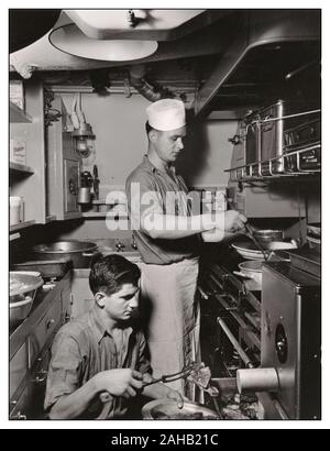 Weltkrieg USA amerikanische U-Boot Leben mit Kochen an Bord eines U-Bootes ladling, eine Mahlzeit mit einem neuen Edelstahl Utensil. August 1943 zwei Soldaten vorbereiten Essen in u-boot Kombüse. militärisches Personal Zweiten Weltkrieg WW2 US Navy U-Boot Kombüse Küche essen Vorbereitung Stockfoto