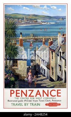 Jahrgang 1950's TRAVEL POSTER PENZANCE CORNWALL "Reisen mit der Bahn "Lithographie, die von British Railways (Western Region) von Jordison & Co. Ltd., London, und Huddersfield gedruckt veröffentlicht. Harry Riley war ein begabter Künstler und Mitglied der Königlichen Institut für Maler in Aquarell. Er produzierte eine Reihe von Bahn Bahnreisen ikonische Poster für den Britischen Eisenbahnen. Stockfoto