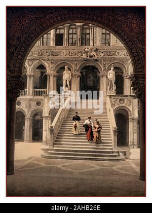 Dogenpalast Vintage alten historischen Venedig Photochrom mit gut gekleideten Damen in einem venezianischen Palast. Die Treppe des Giant's, La Scala del Giganti Palazzo Del Dogi der Dogenpalast Venedig, Italien, 1890 Stockfoto