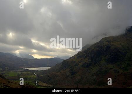 Pisten des Snowdon hinunter zum Llyn Gwynant, Snowdonia, Wales Stockfoto