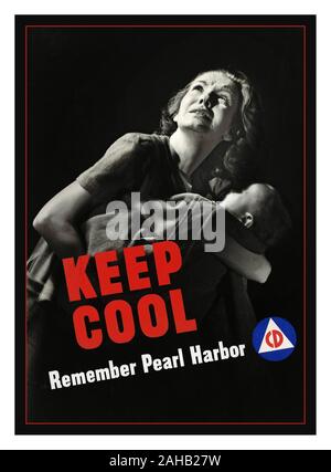 Vintage USA Amerikanische 1940 Propaganda Informationen Poster aus dem Zweiten Weltkrieg [USA 1945] 'KEEP COOL - Denken Sie daran, Pearl Harbor' verfügt über eine besorgte Mutter mit ihrem Baby. (Zivilschutz Poster aus dem Amt des Emergency Management) Amerika USA Stockfoto