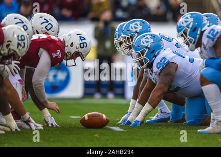 Annapolis, MD, USA. 27 Dez, 2019. Spezielle Mannschaften Aufstellung für ein extra Punkt während der matchup zwischen UNC Tar Heels und den Tempel Eulen am militärischen Schüssel am Navy-Marine Corps Memorial Stadium in Annapolis, MD. Credit: Csm/Alamy leben Nachrichten Stockfoto