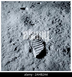 Mond-Bilanz 1969 Apollo 11 Lunar Module Pilot Buzz Aldrin bootprint. Aldrin fotografierte dieses bootprint ungefähr eine Stunde in Ihre lunar Außenbordeinsatz am 20 Juli, 1969, als Teil der Untersuchungen in der bodenmechanik von der Mondoberfläche. Dieses Bild würde später synonym mit der Menschheit Venture in Raum geworden. Ein kleiner Schritt für einen Menschen, aber ein großer Sprung für die Menschheit. Stockfoto