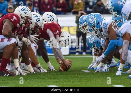 Annapolis, MD, USA. 27 Dez, 2019. Spezielle Mannschaften Aufstellung für ein extra Punkt während der matchup zwischen UNC Tar Heels und den Tempel Eulen am militärischen Schüssel am Navy-Marine Corps Memorial Stadium in Annapolis, MD. Credit: Csm/Alamy leben Nachrichten Stockfoto