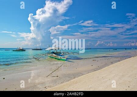 Boot mit kufen am Rande von Mindanao Meer, auf Dumaluan Beach auf Panglao Island entfernt Stockfoto